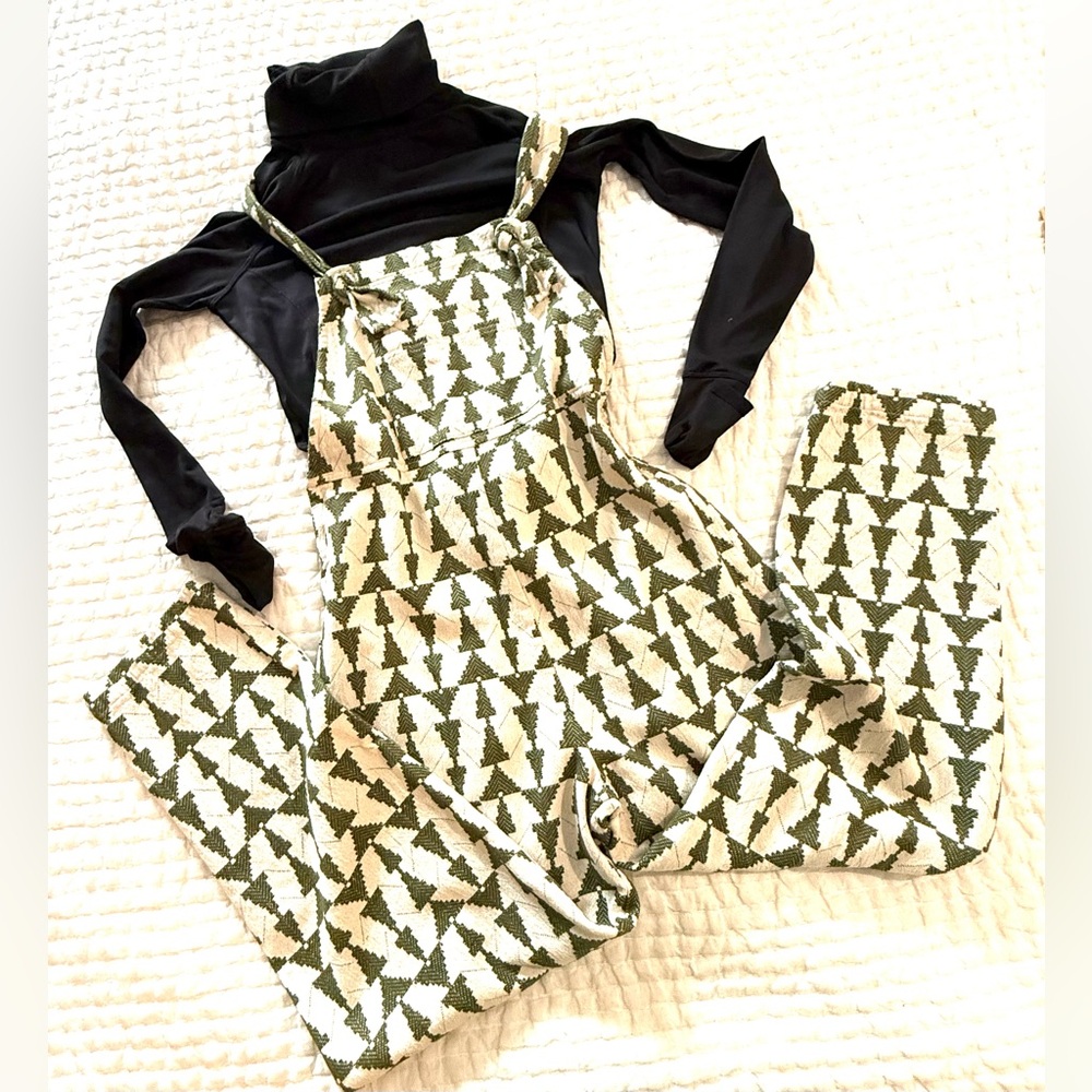 NWOT Unique and stylish Green and off white geometric coveralls